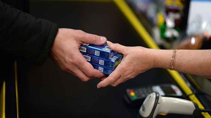 Продажи сигарет в России упали за год почти на четверть