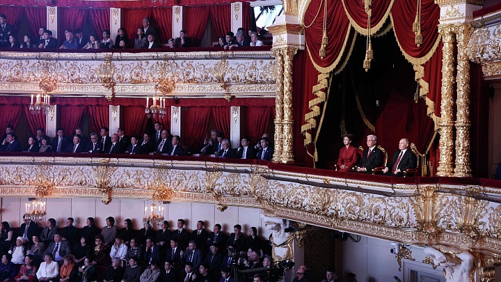 Путин и Токаев общаются с артистами после гала-концерта